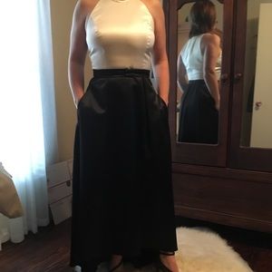 Gorgeous gown, runs small, fits like size 6